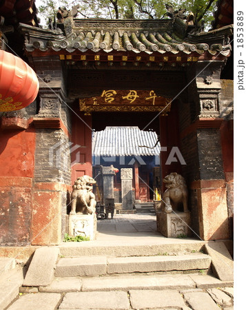 世界遺産・中国泰山の斗母宮の門 1853889