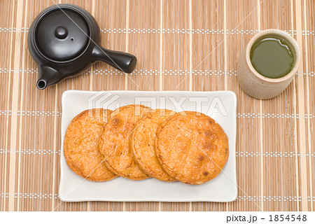 せんべいと緑茶 せんべいと緑茶 1854548