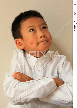 腕を組む男の子 1856301