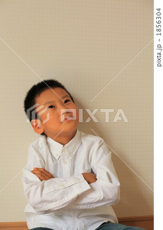 腕を組む男の子　２ 1856304