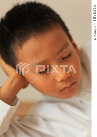 居眠り男の子 1856315