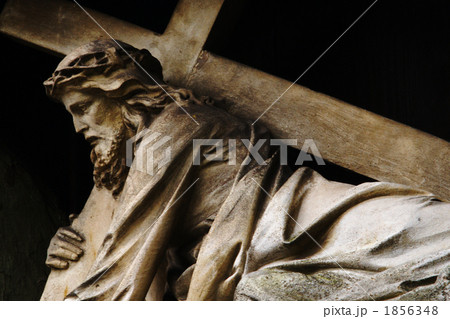 バンベルクの家に横たわるカトリックの彫刻 1856348