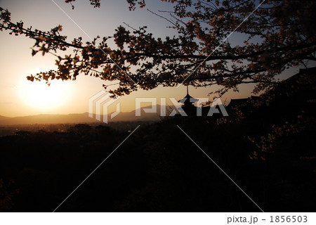 京都清水の夕暮れ 1856503