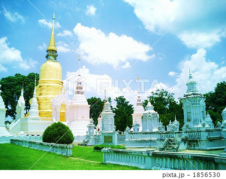 仏教国 タイのお墓の写真素材