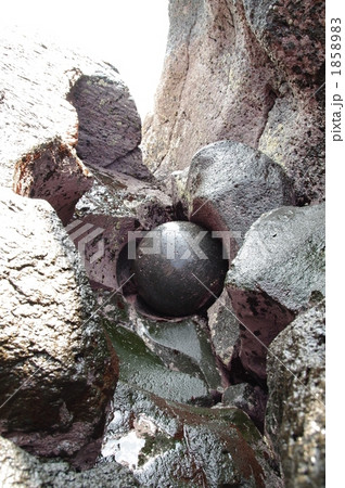 ポットホール・海蝕玉石甌穴 1858983