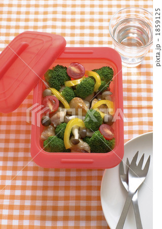 シリコンスチーマーで鶏と野菜の蒸し料理 1859125