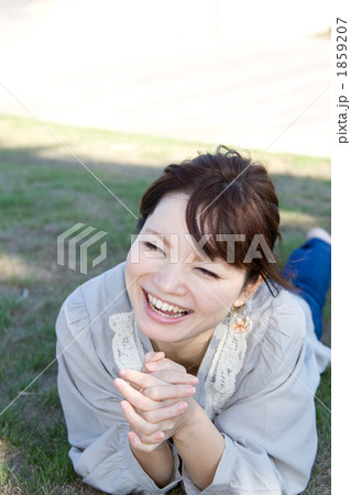 芝生でうつ伏せ2 1859207