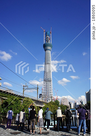 スカイツリーを見物する人々 スカイツリーを見物する人々 1860095