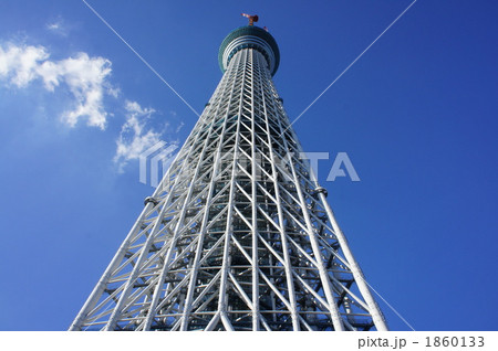 スカイツリーを見上げる 1860133