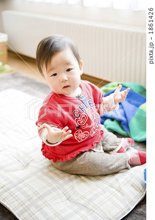 手を広げる0才の赤ちゃん 1861426