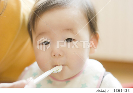 離乳食と0才の赤ちゃん 1861438