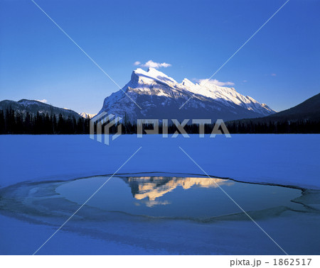 バーミリオンレイクとマウントランドル 1862517