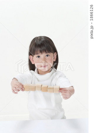 重ねた積木を持つ女の子 重ねた積木を持つ女の子 1866126
