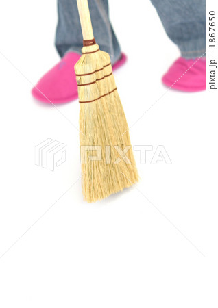 赤いエプロンのカワイイ奥さま、お掃除シーン。 1867650