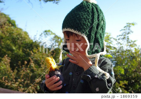 焼き芋と子供 1869359
