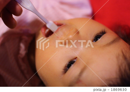 歯磨きをしてもらう子供の顔アップ 1869630
