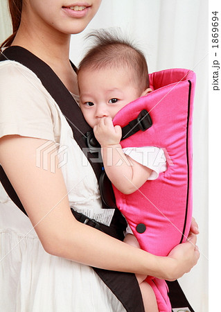 母子　抱っこ 1869694