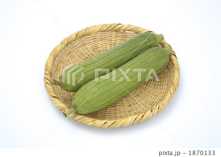ザルに盛ったヘチマ 1870133