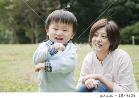 公園で遊ぶ親子 1874308