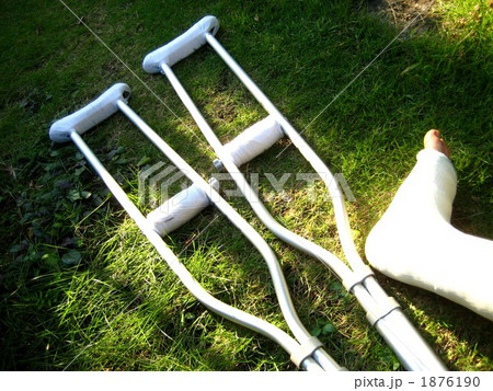 松葉杖とギプス横 1876190