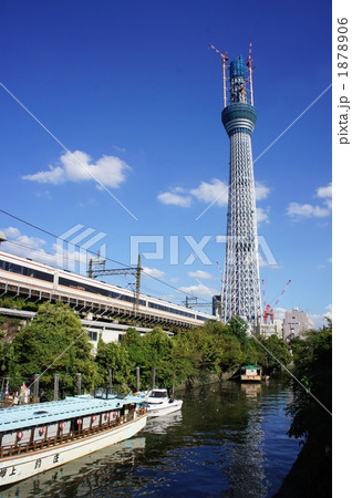 東部伊勢崎線と屋形船と東京スカイツリー 東部伊勢崎線と屋形船と東京スカイツリー 1878906