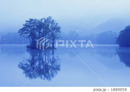 朝の曽原湖 1880059