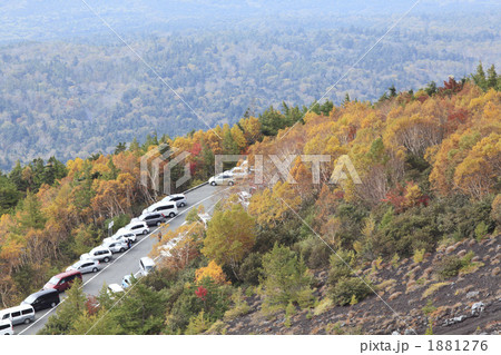 富士山富士宮口六合目付近からの新五合目駐車場と紅葉 1881276
