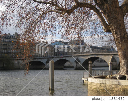 冬のパリ 冬のパリ 1881432