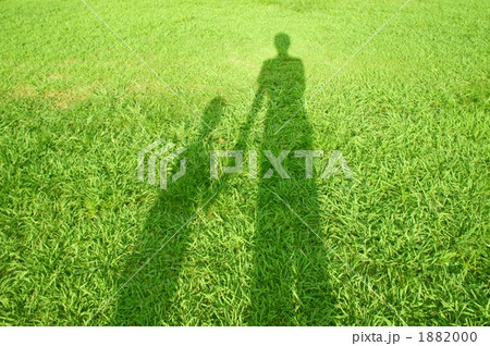 手をつなぐ親子の影 1882000