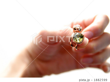 手とリング 1882599