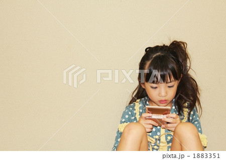 ゲームに熱中する女の子 1883351