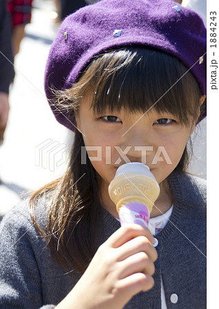 ソフトクリームを食べる ソフトクリームを食べる 1884243