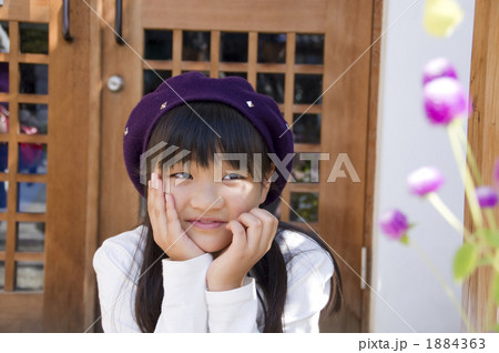 ちょうちょを見つめる ちょうちょを見つめる 1884363