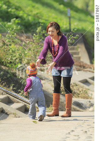 堤防を散歩中の親子 堤防を散歩中の親子 1887867