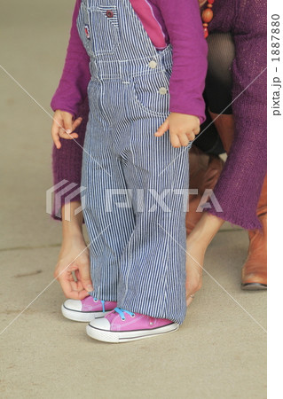ママにズボンの裾を直してもらう女の子 1887880