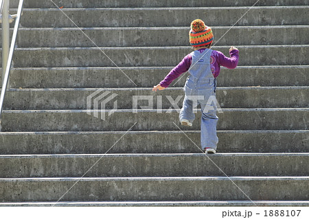 階段を上る女の子の後姿の写真素材