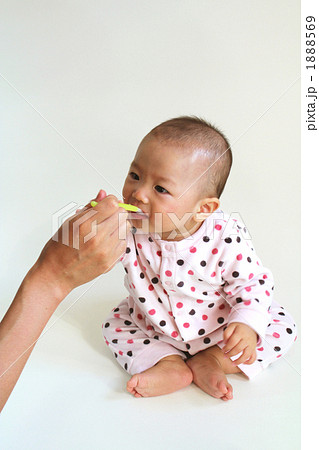ご飯を食べる赤ちゃん② 1888569