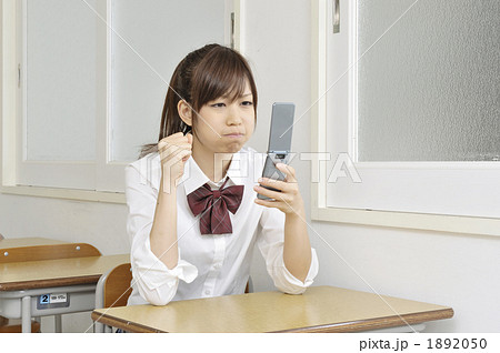 携帯電話を見る女子高生 1892050