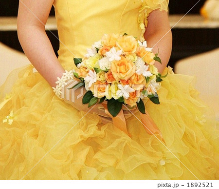 黄色のドレスとブーケの写真素材