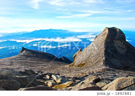キナバル山の「サウス･ピーク(左)」と「セント･ジョーンズピーク(右)」（東マレーシア／ボルネオ島） 1892881