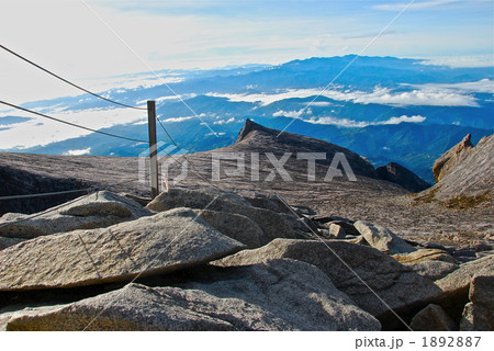 キナバル山頂ロウズピークから「サウスピーク」をのぞむ(東マレーシア/ボルネオ島) キナバル山頂ロウズピークから「サウスピーク」をのぞむ(東マレーシア/ボルネオ島) 1892887