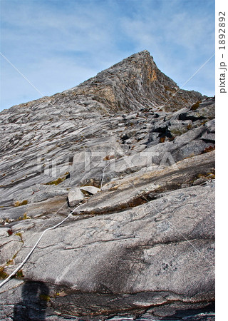 キナバル山頂「ロウズピーク」を見上げる（東マレーシア／ボルネオ島） 1892892