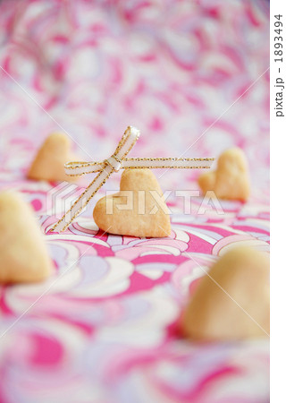 リボンがのったハートのクッキー（縦） 1893494