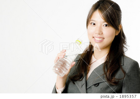 ペットボトルの水を飲む女性社員 1895357