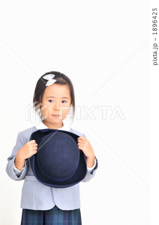 帽子を手に持った幼稚園児 帽子を手に持った幼稚園児 1896425