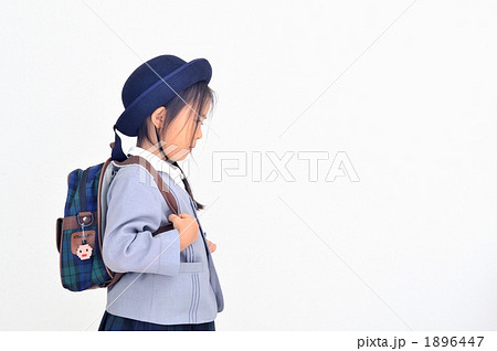 幼稚園児 制服 帽子 バックパックの写真素材