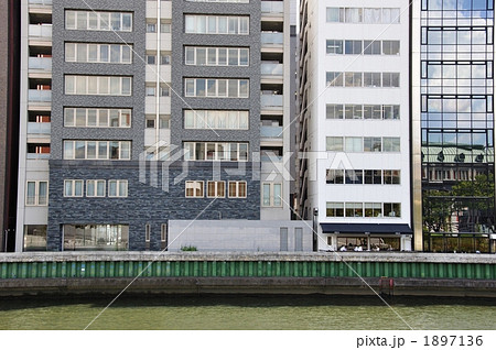 川沿いのビル群 1897136