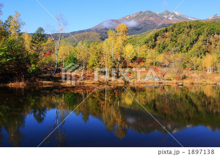 まいめの池から紅葉の乗鞍岳 1897138