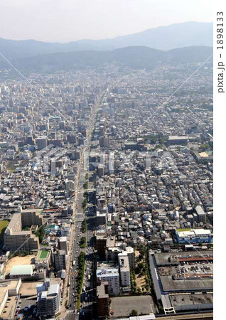 京都市の五条通を西から空撮 1898133