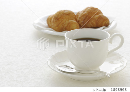 コーヒーとクロワッサン 1898968